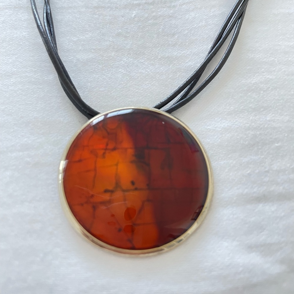 Two toned brown necklace with clasp